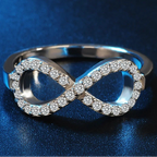 Anillo de diseño gráfico con símbolo infinito adornado con cristales