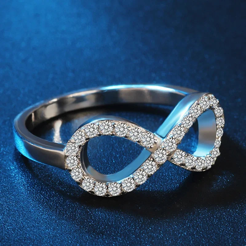 Anillo de diseño gráfico con símbolo infinito adornado con cristales