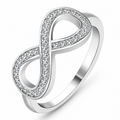 Anillo de diseño gráfico con símbolo infinito adornado con cristales