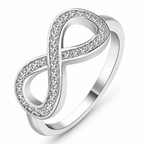 Anillo de diseño gráfico con símbolo infinito adornado con cristales