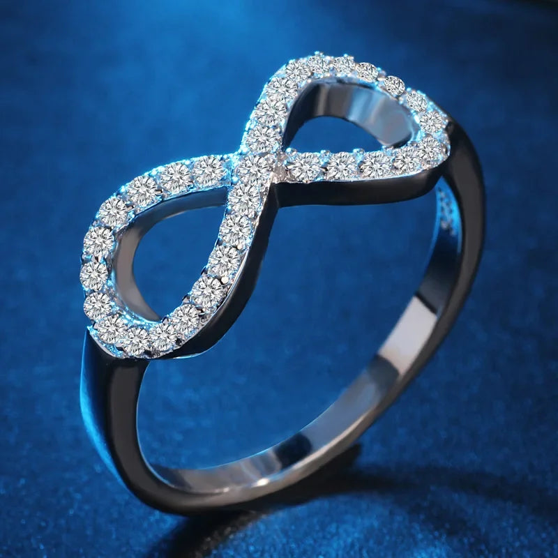 Anillo de diseño gráfico con símbolo infinito adornado con cristales