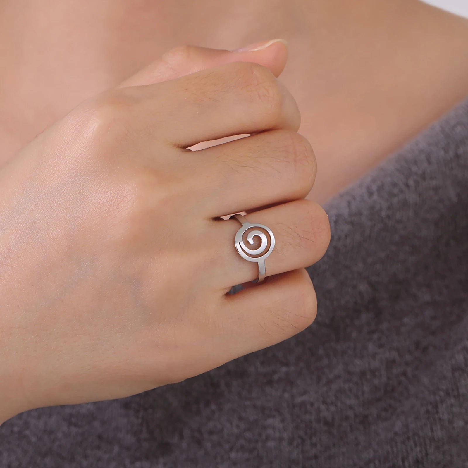 Anillo de diseño en espiral para mujer de plata redondo