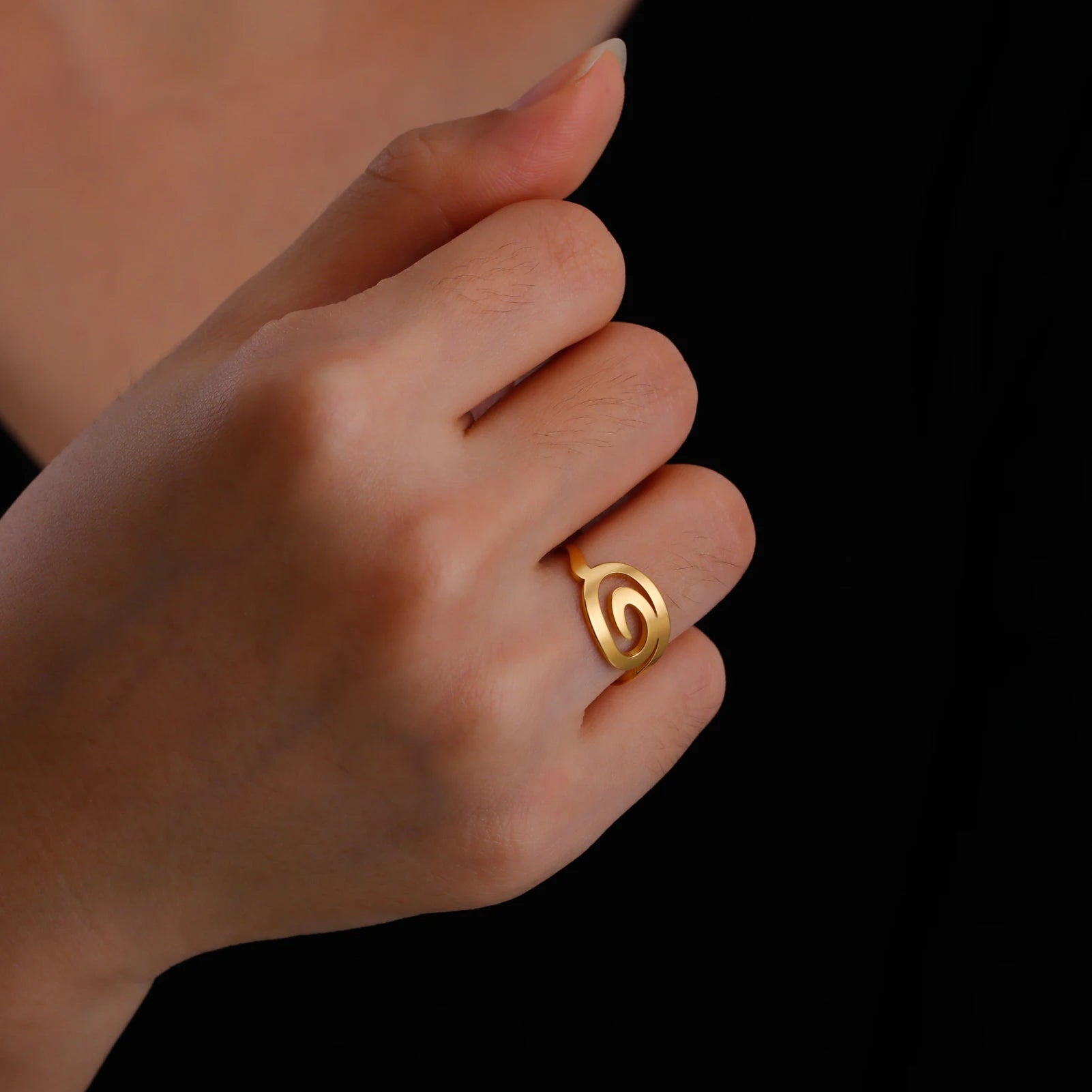 Anillo de diseño en espiral para mujer de oro redondo