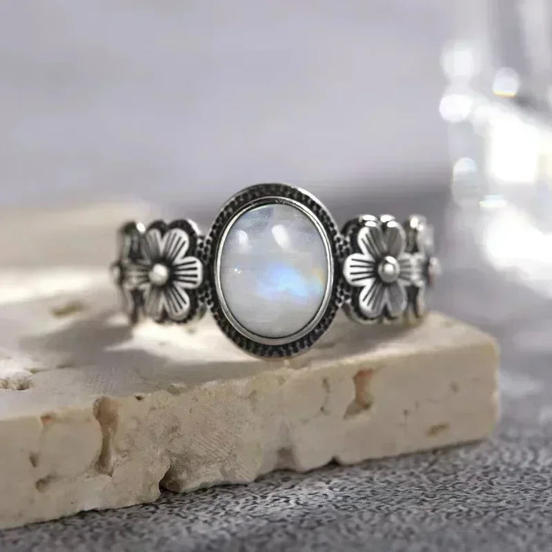 Anillo con Anillo Floral Piedra de Luna