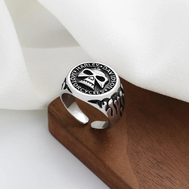 Anillo con Anillo Cabeza de Muerte Gótica