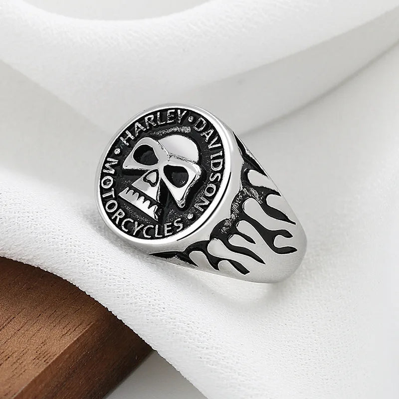 Anillo con Anillo Cabeza de Muerte Gótica