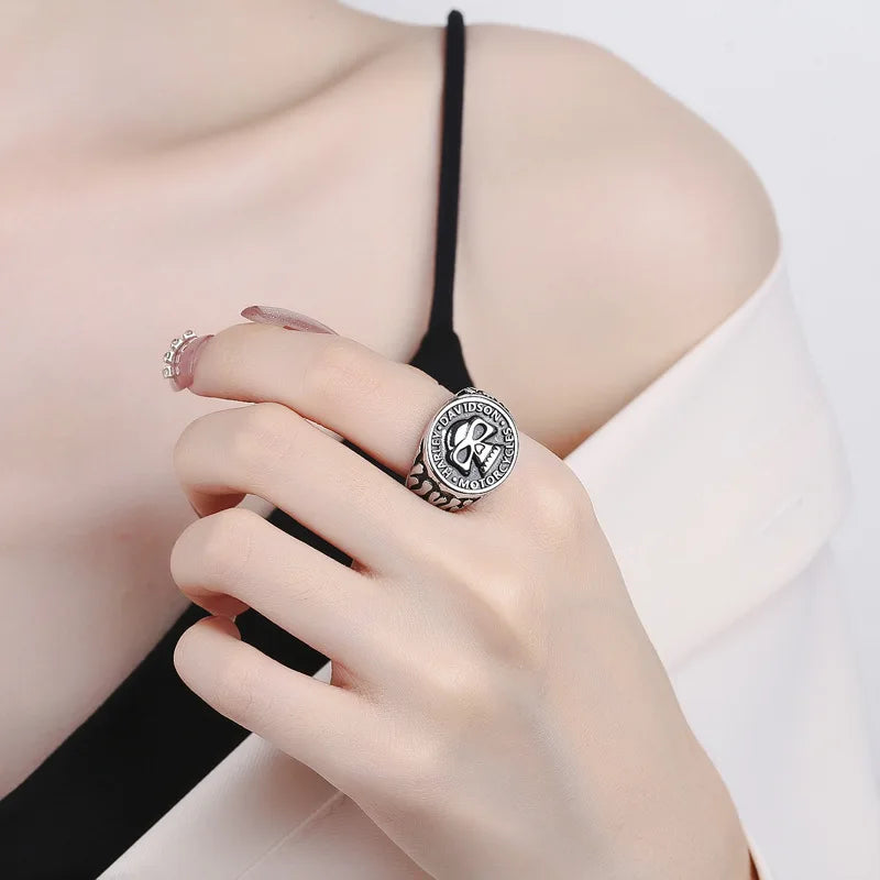 Anillo con Anillo Cabeza de Muerte Gótica