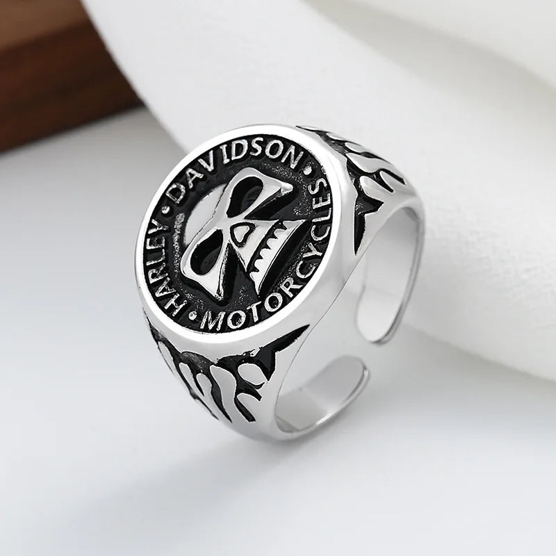 Anillo con Anillo Cabeza de Muerte Gótica