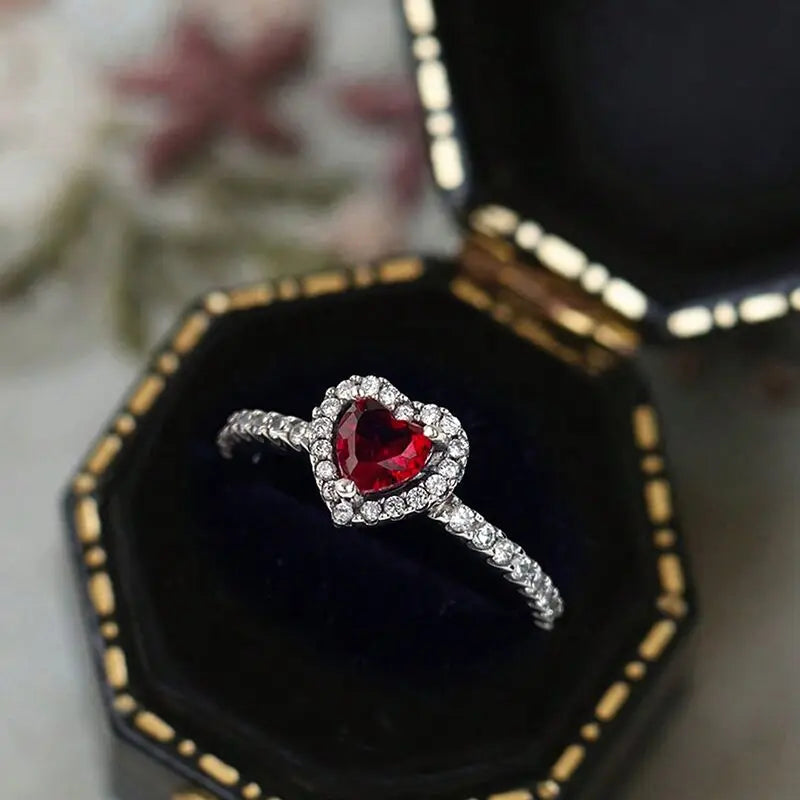 Anillo con corazón y circonio rojo y plata