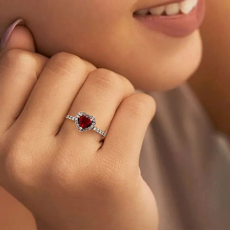 Anillo con corazón y circonio rojo y plata