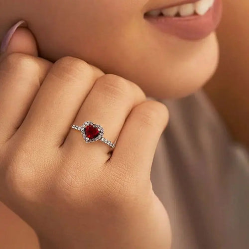 Anillo con corazón y circonio rojo y plata
