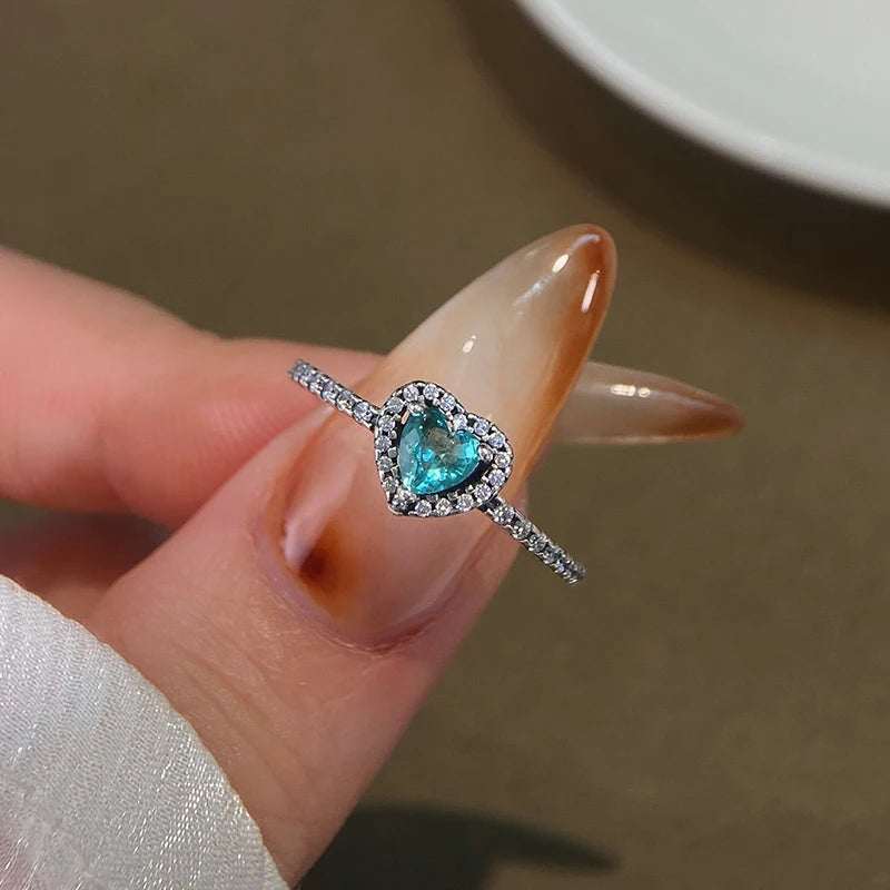 Anillo con corazón y circonio verde y plata