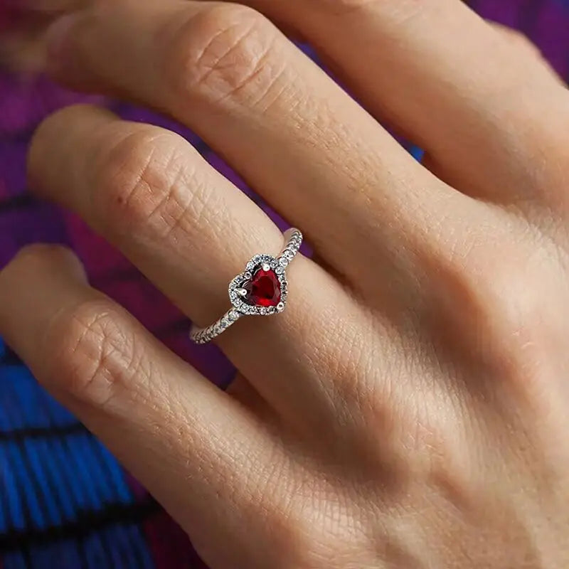 Anillo con corazón y circonio rojo y plata
