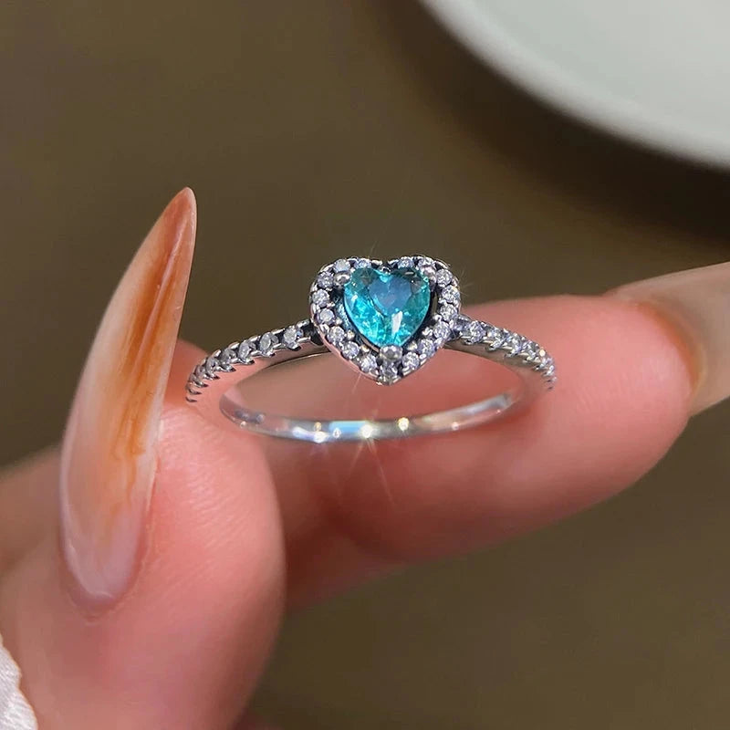 Anillo con corazón y circonio azul y plata