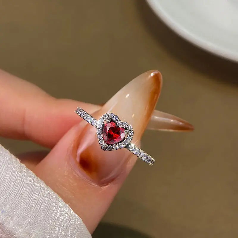 Anillo con corazón y circonio rojo y plata