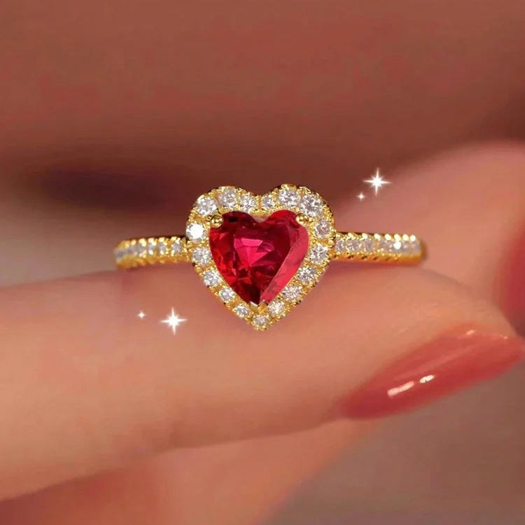 Anillo con corazón y circonio rojo y oro