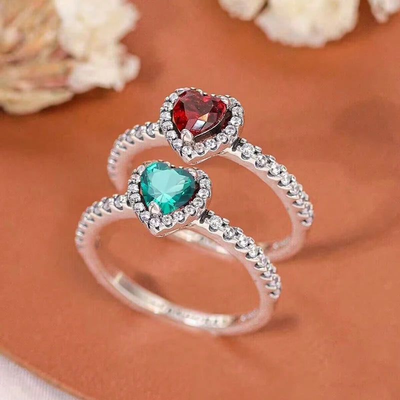 Anillo con corazón y circonio verde y plata