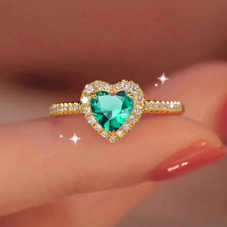 Anillo con corazón y circonio verde y oro