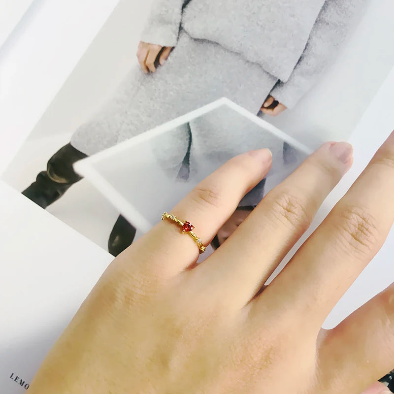 Anillo con Corazón Rojo y Circonio