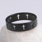 Anillo con cruz calada negra