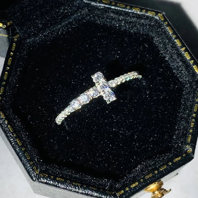 Anillo con cruz brillante