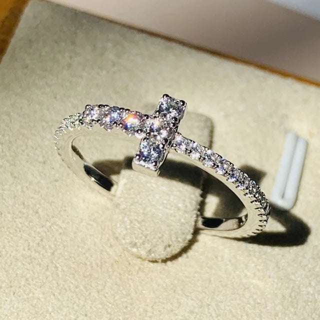 Anillo con cruz brillante