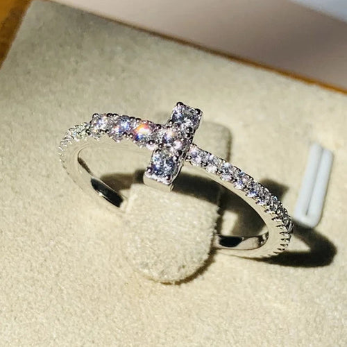 Anillo con cruz brillante