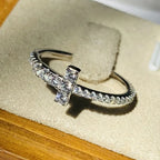Anillo con cruz brillante