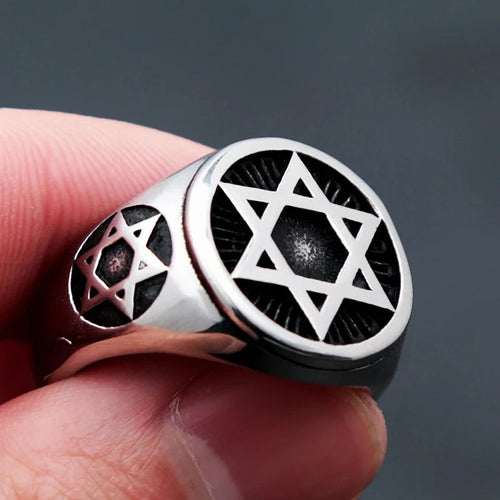 Anillo con estrellas de David grabadas, símbolo judío