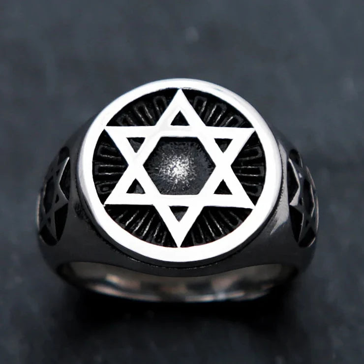 Anillo con estrellas de David grabadas, símbolo judío