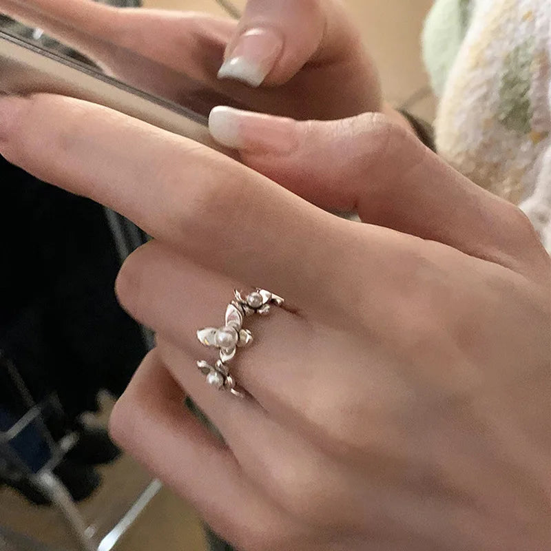 Anillo de estilo con flores y perlas de circonio