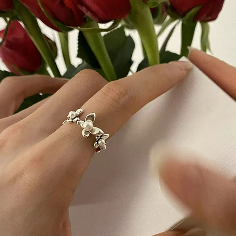 Anillo de estilo con flores y perlas de circonio