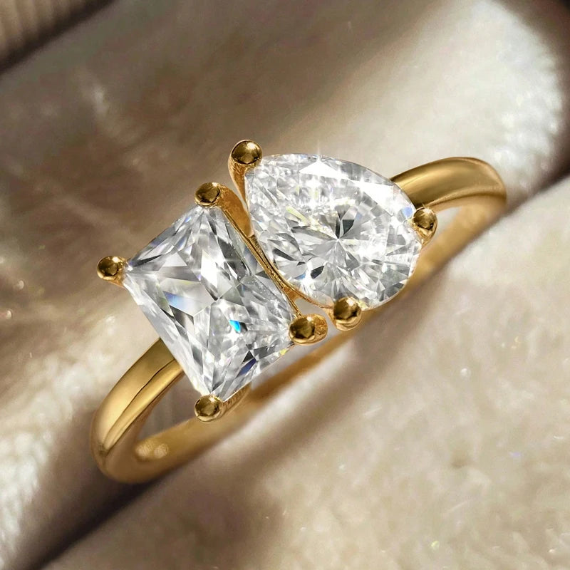 Anillo con gota de agua en circonio oro