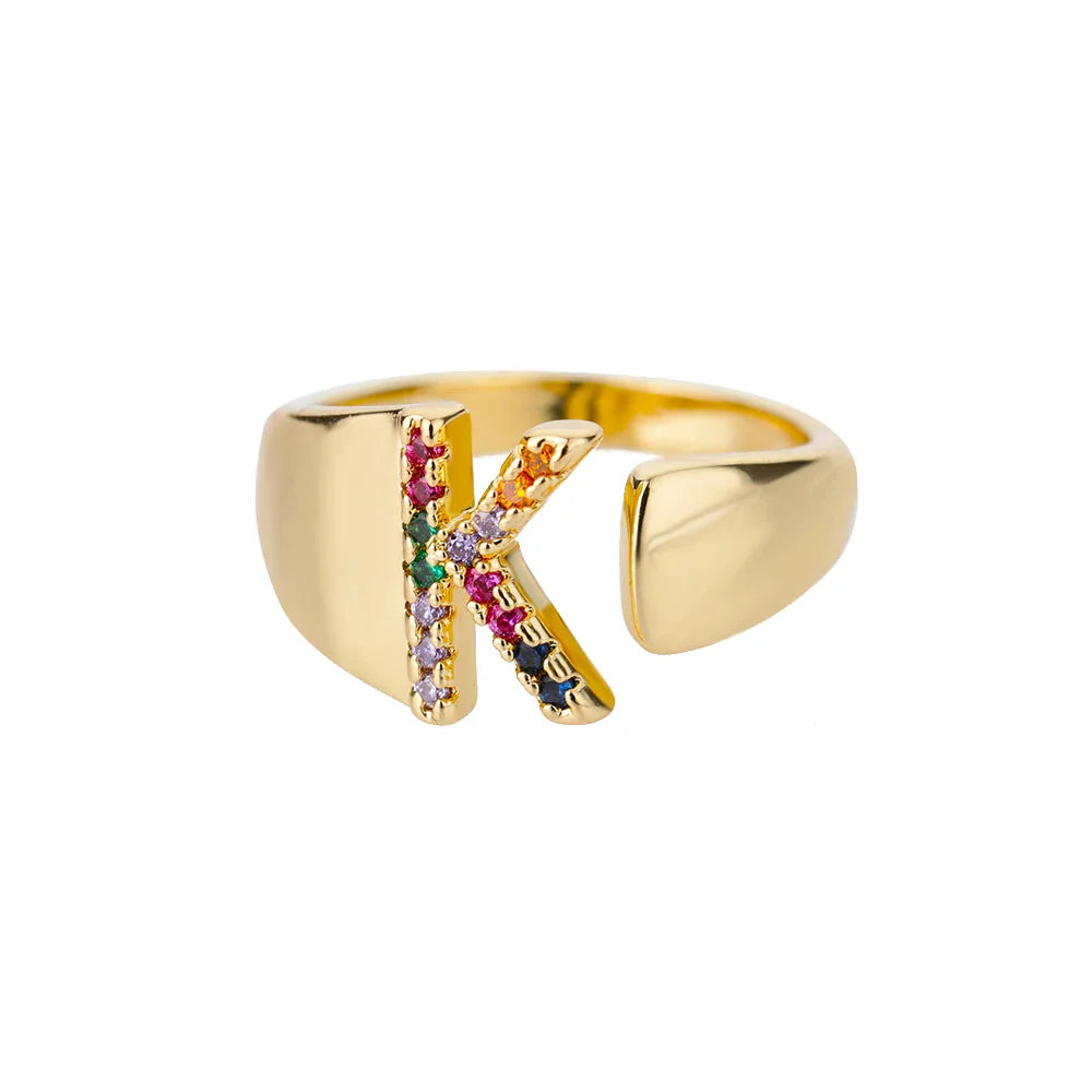 Anillo ancho personalizado con inicial arcoíris k