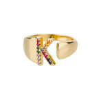 Anillo ancho personalizado con inicial arcoíris k