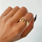Anillo ancho personalizado con inicial arcoíris