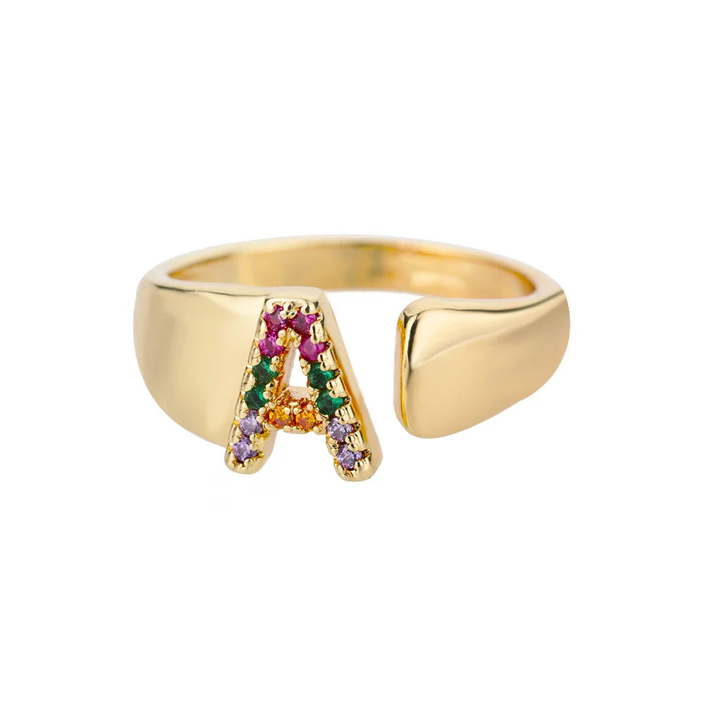Anillo ancho personalizado con inicial arcoíris a