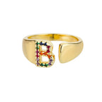 Anillo ancho personalizado con inicial arcoíris b