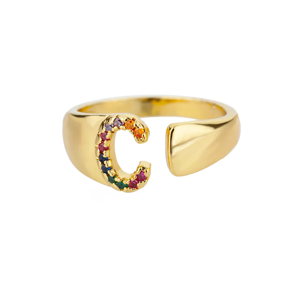 Anillo ancho personalizado con inicial arcoíris c
