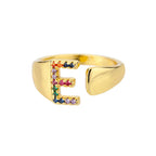 Anillo ancho personalizado con inicial arcoíris e