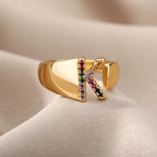 Anillo ancho personalizado con inicial arcoíris