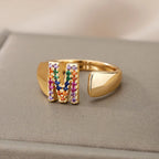 Anillo ancho personalizado con inicial arcoíris m