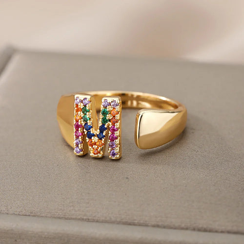 Anillo ancho personalizado con inicial arcoíris m