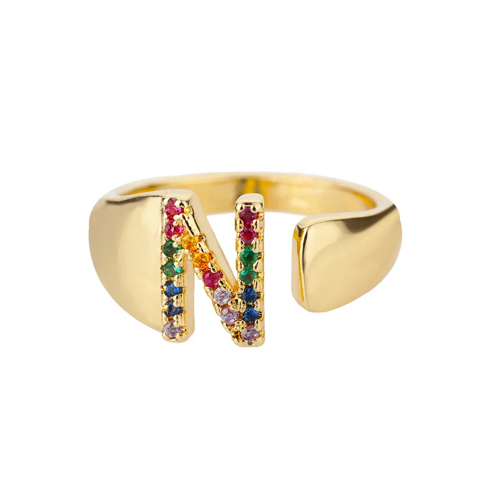 Anillo ancho personalizado con inicial arcoíris n