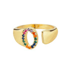 Anillo ancho personalizado con inicial arcoíris o