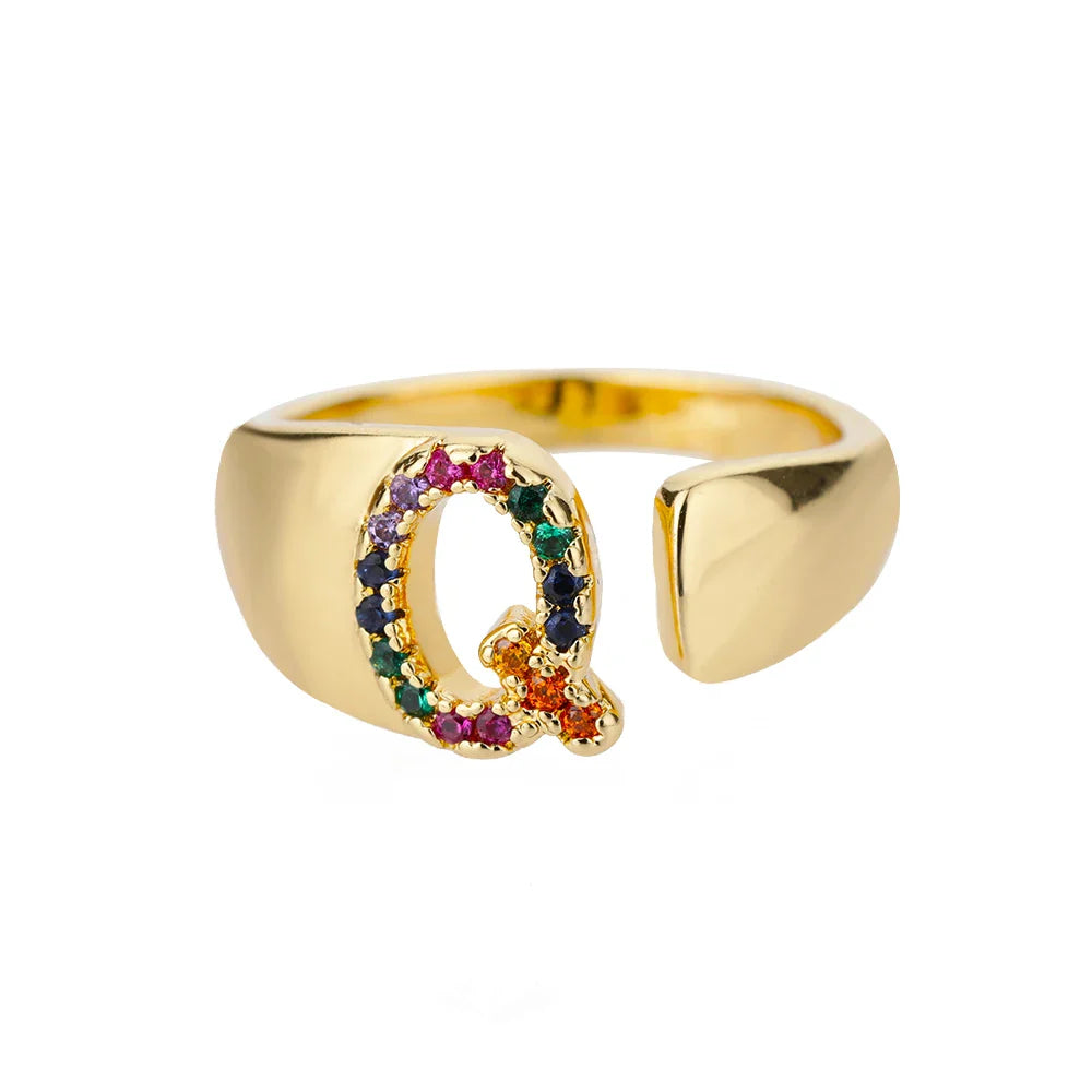 Anillo ancho personalizado con inicial arcoíris q