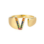 Anillo ancho personalizado con inicial arcoíris v