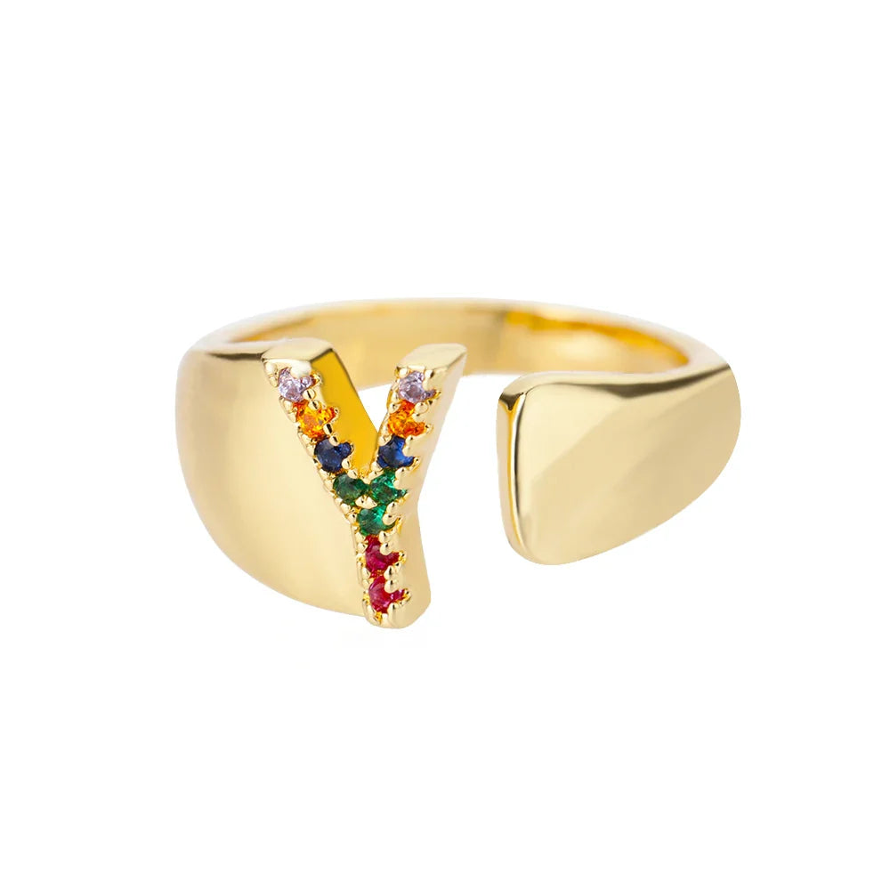 Anillo ancho personalizado con inicial arcoíris y