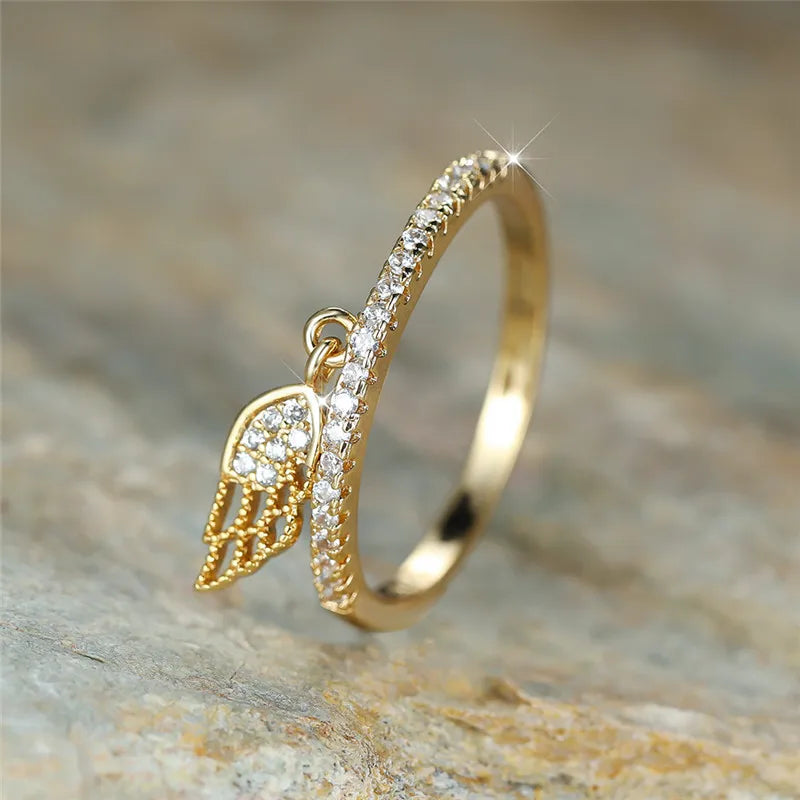 Anillo con colgante de alas de ángel oro