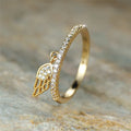 Anillo con colgante de alas de ángel oro